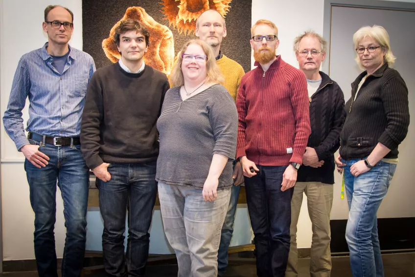 Laboratoriepersonal, från vänster: Mats Rundgren (docent), Git Klintvik Ahlberg (tekniker), Ingemar Hansson (forskningsingenjör), Raimund Muscheler (professor), Göran Skog (docent) och Mattias Olsson (forskningsingenjör).